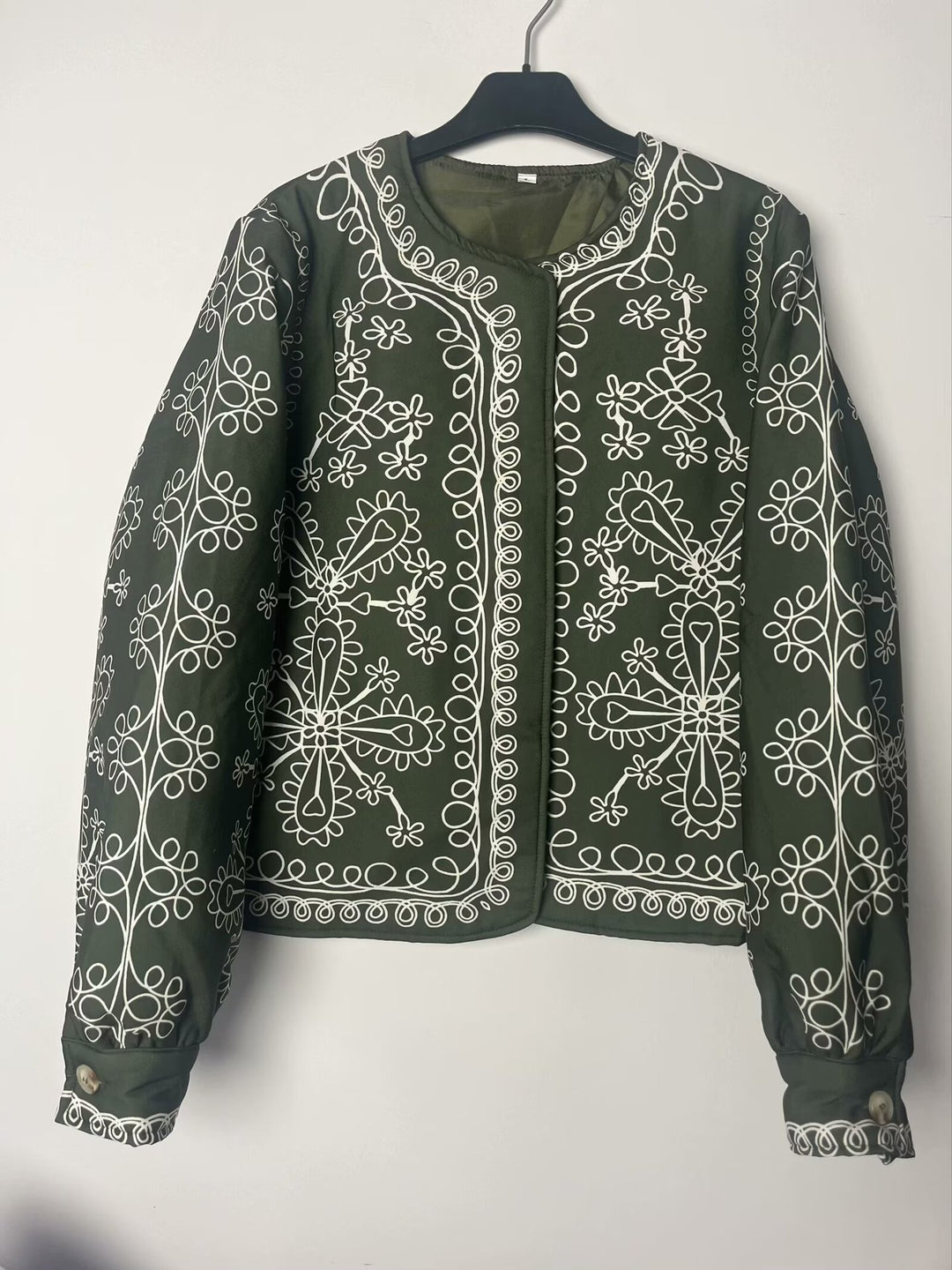 Veste design patchwork pour femmes avec motif floral et appliqués élégants Chic & Stil