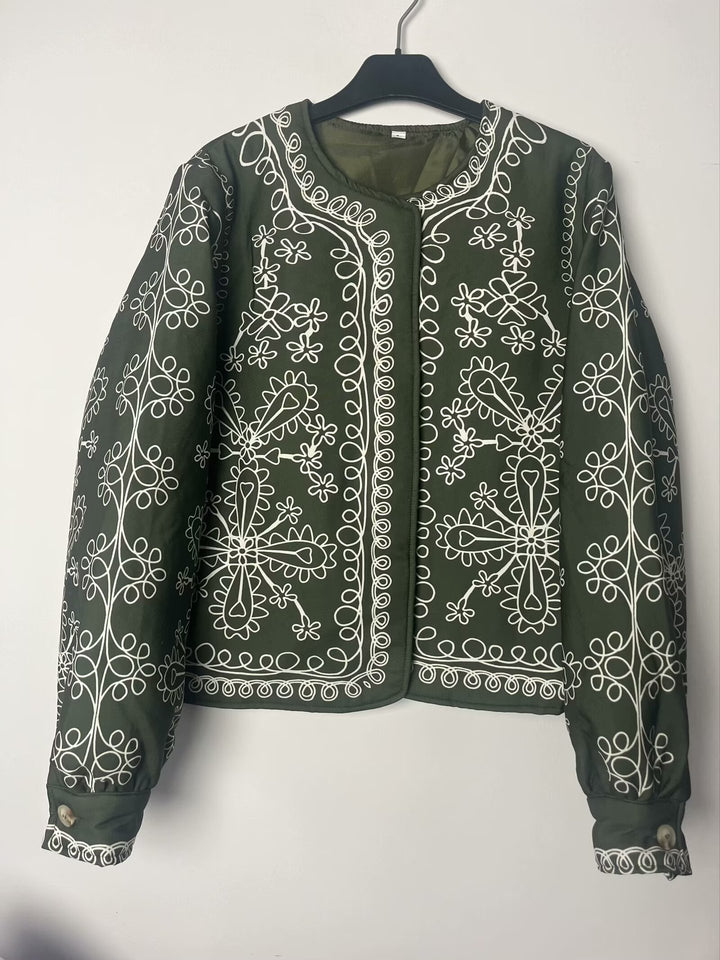 Veste design patchwork pour femmes avec motif floral et appliqués élégants Chic & Stil