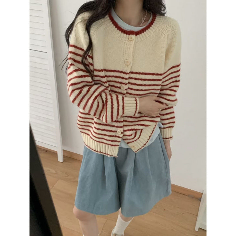 Cardigan pour femmes avec un motif rayé coloré et un design boutonnable Chic & Stil