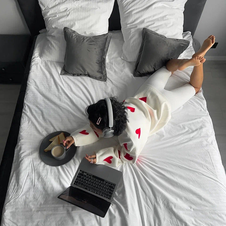 Sweatshirt for women with heart-shaped pattern and relaxed fit Lune London