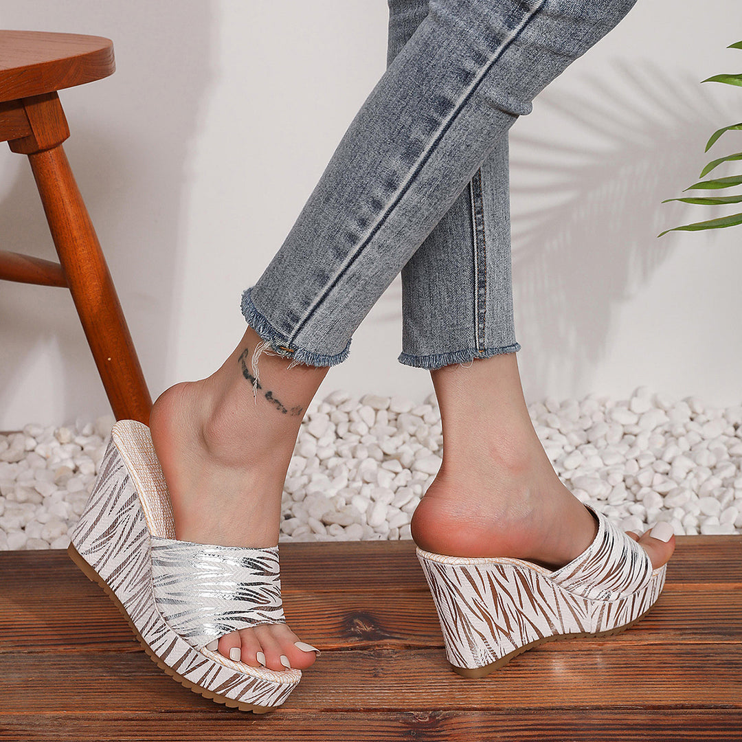 Wedge sandals for women with an elegant geometric pattern and a comfortable footbed Lune London