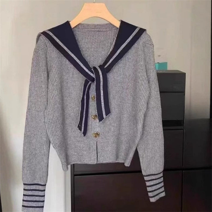 Cardigan pour femmes avec col maritime et détails de boutons Chic & Stil