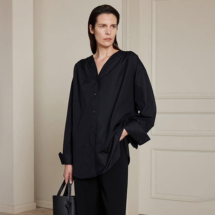 Chemise surdimensionnée à la mode pour femmes avec un col en V raffiné Chic & Stil
