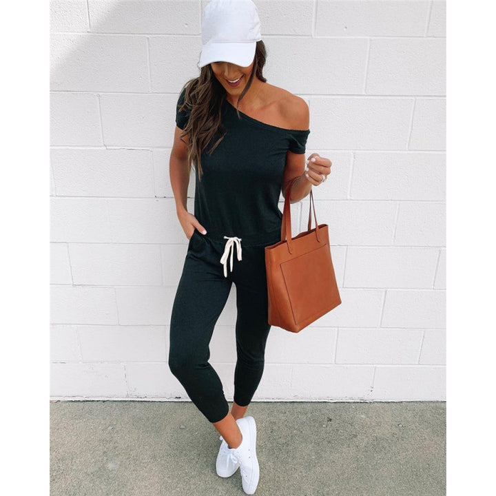 Combinaison élégante pour femmes avec décolleté asymétrique et accentuation de la taille haute Chic & Stil