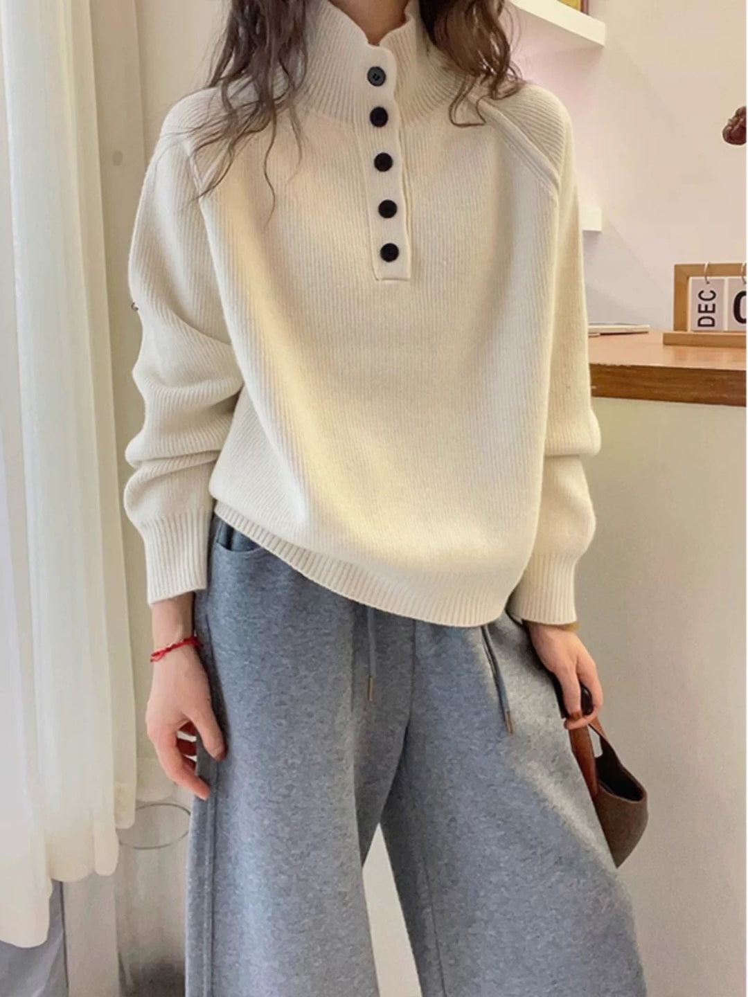 Pull en maille épaisse pour femmes avec col haut et boutons décoratifs Chic & Stil