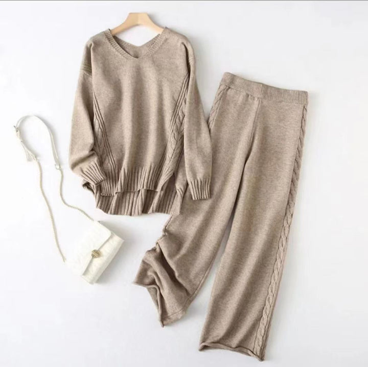 Soft knit set for women with V-neck and ribbed texture Lune London