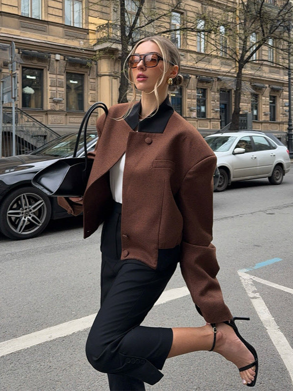 Trendy short jacket for women with structured cut and high collar Lune London