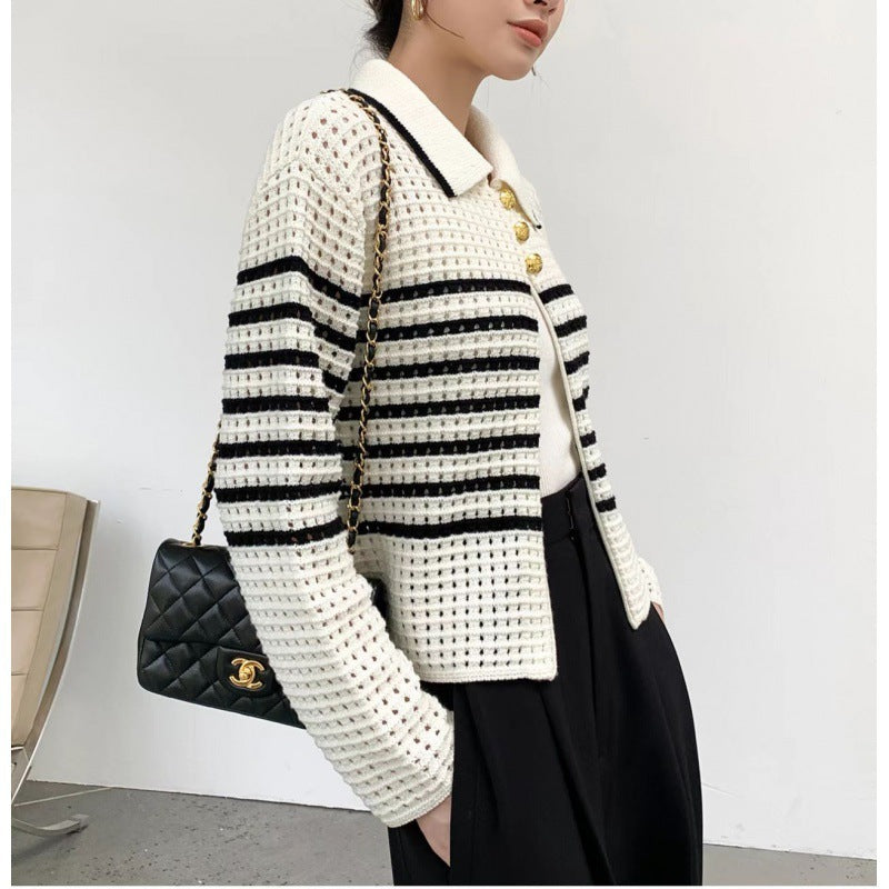 Cardigan féminin à la mode avec des boutons décoratifs et un motif rayé Chic & Stil
