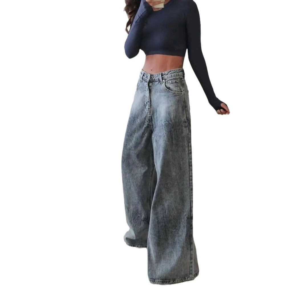 Wide-legged vintage style women's jeans with large side pockets Lune London
