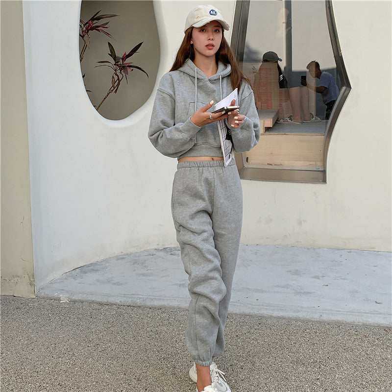 Ensemble de tracksuit décontracté pour femmes avec sweat à capuche court et pantalon de jogging confortable Chic & Stil