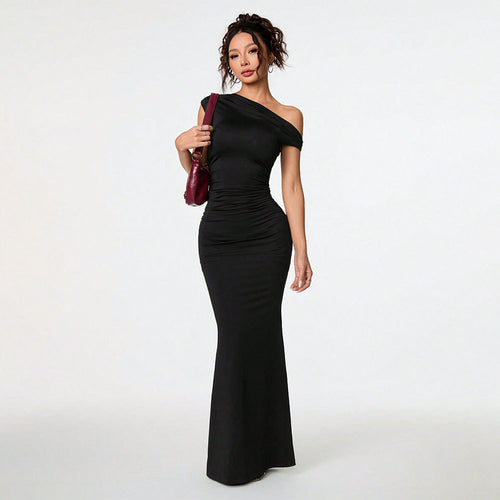 Robe enveloppante ajustée pour femmes avec design dénudé des épaules et détails de volants élégants Chic & Stil