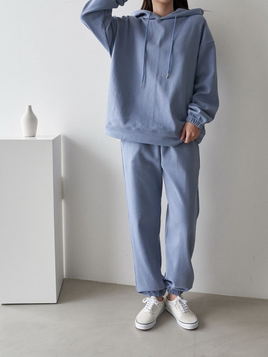Women's casual hoodie and sweatpants set made of soft cotton material Chic & Stil