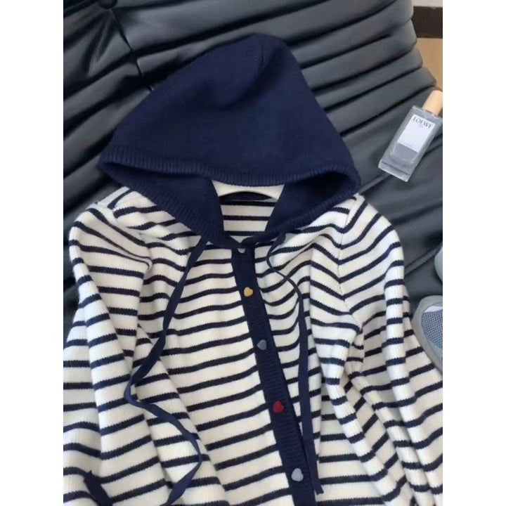 Cardigan à capuche pour femmes avec design rayé Chic & Stil