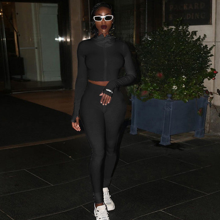Ensemble ajusté sporty pour femmes avec col haut et détails en rib élégants Chic & Stil