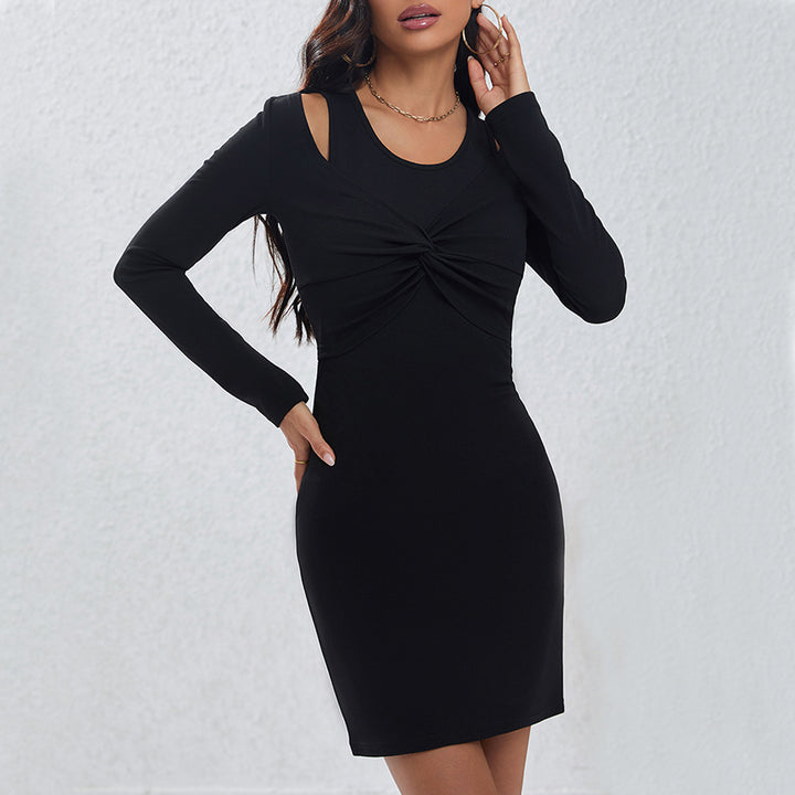 Robe ajustée pour femmes avec des détails découpés modernes et un élégant drapé