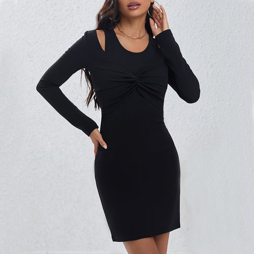 Robe ajustée pour femmes avec des détails découpés modernes et un élégant drapé