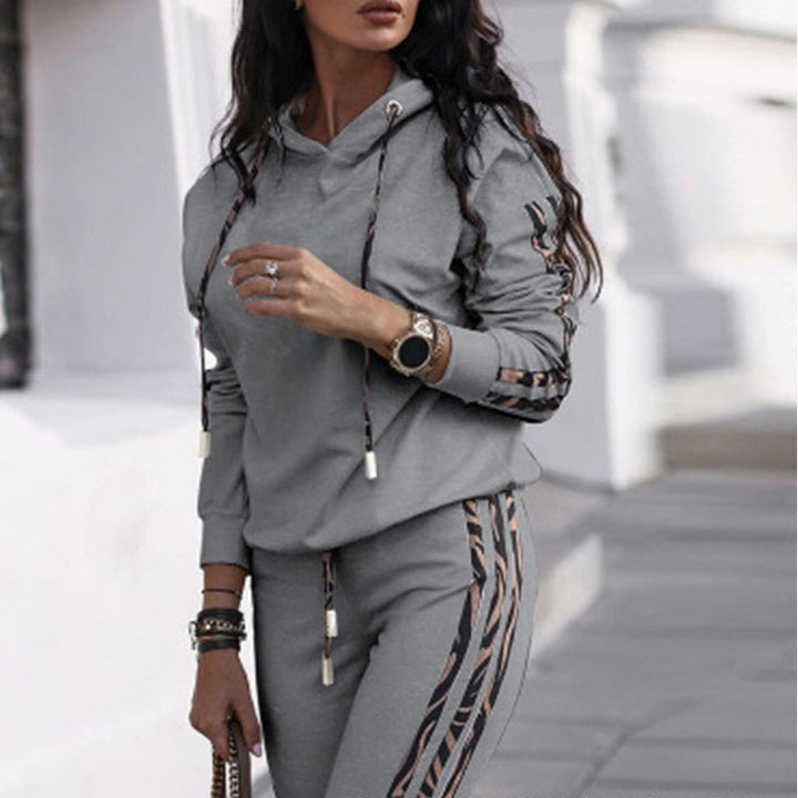 Haut de hoodie élégant sportif pour femmes avec des accents stylés Chic & Stil