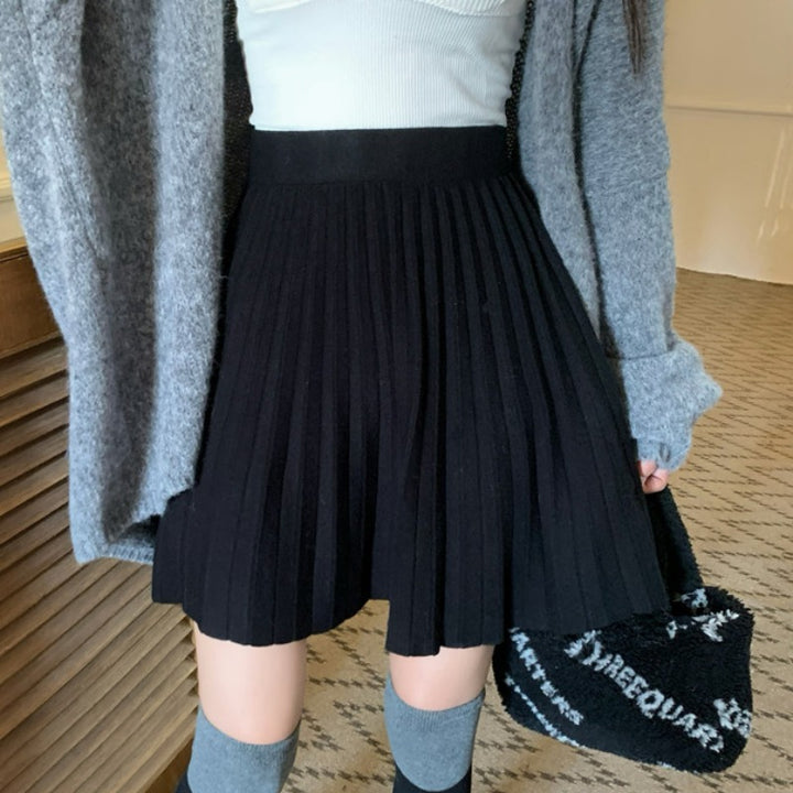 Pleated skirt for women in soft knit material with elastic waistband Lune London