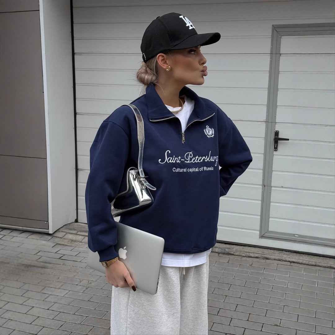 Sweat-shirt pour femmes avec col montant et impression logo tendance Chic & Stil