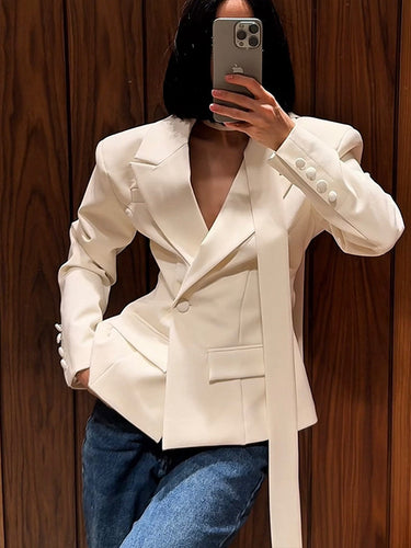 Women Fashion Blazer with Elegant Shawl Collar and Fitted Cut Lune London