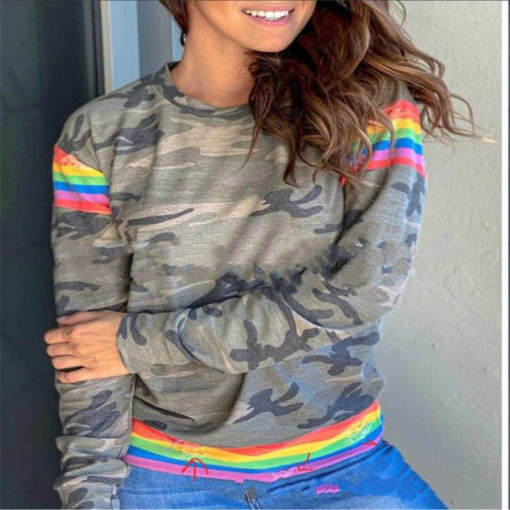 Sweat-shirt pour femmes avec un motif camouflage coloré et des accents arc-en-ciel Chic & Stil