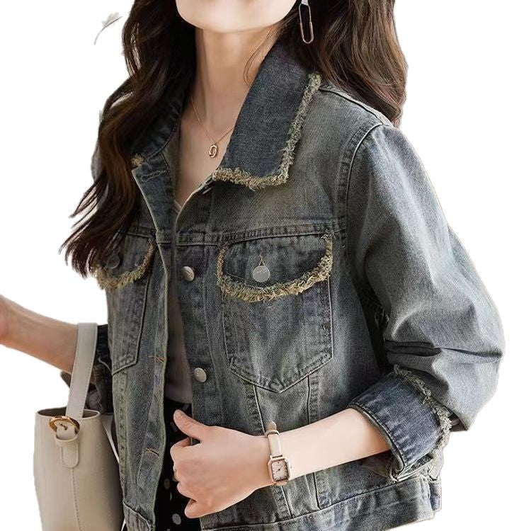 Veste en denim décontractée pour femmes avec des franges élégantes et des détails de boutons décoratifs Chic & Stil