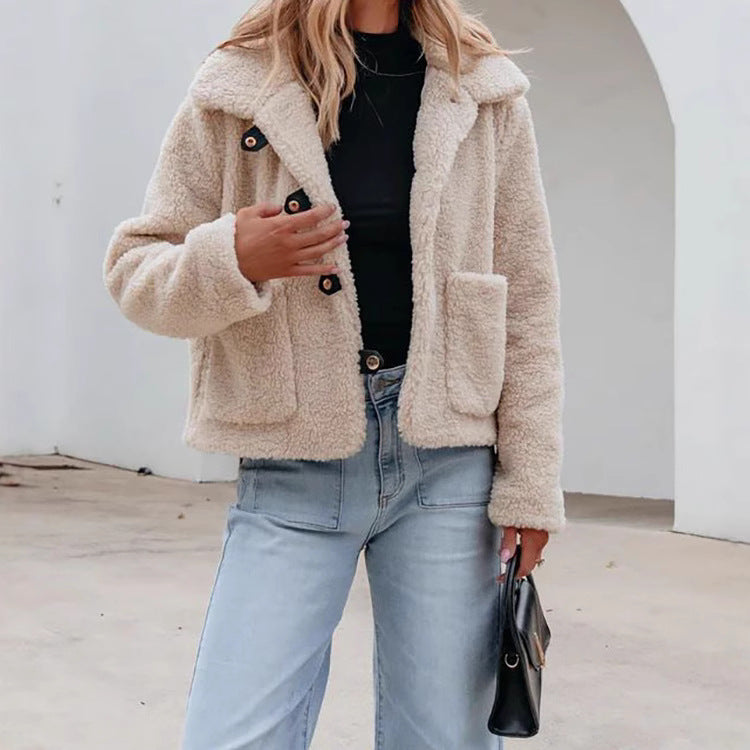 Veste en fourrure pour femme au design décontracté avec des détails de boutons et des poches pratiques Chic & Stil