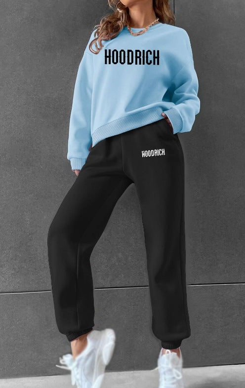 Women's casual set of sweater and joggers with sporty lettering Chic & Stil