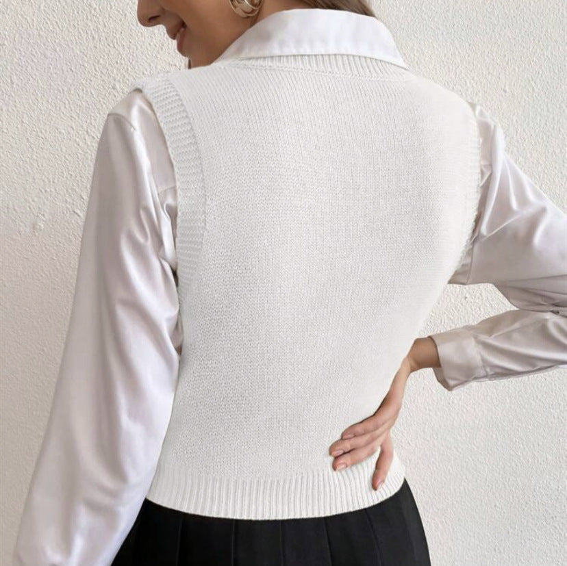 Knitted sweater for women with V-neck and twisted pattern Lune London