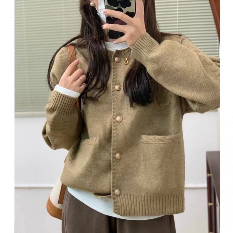 Cardigan pour femmes avec détails de boutons et poches généreuses Chic & Stil