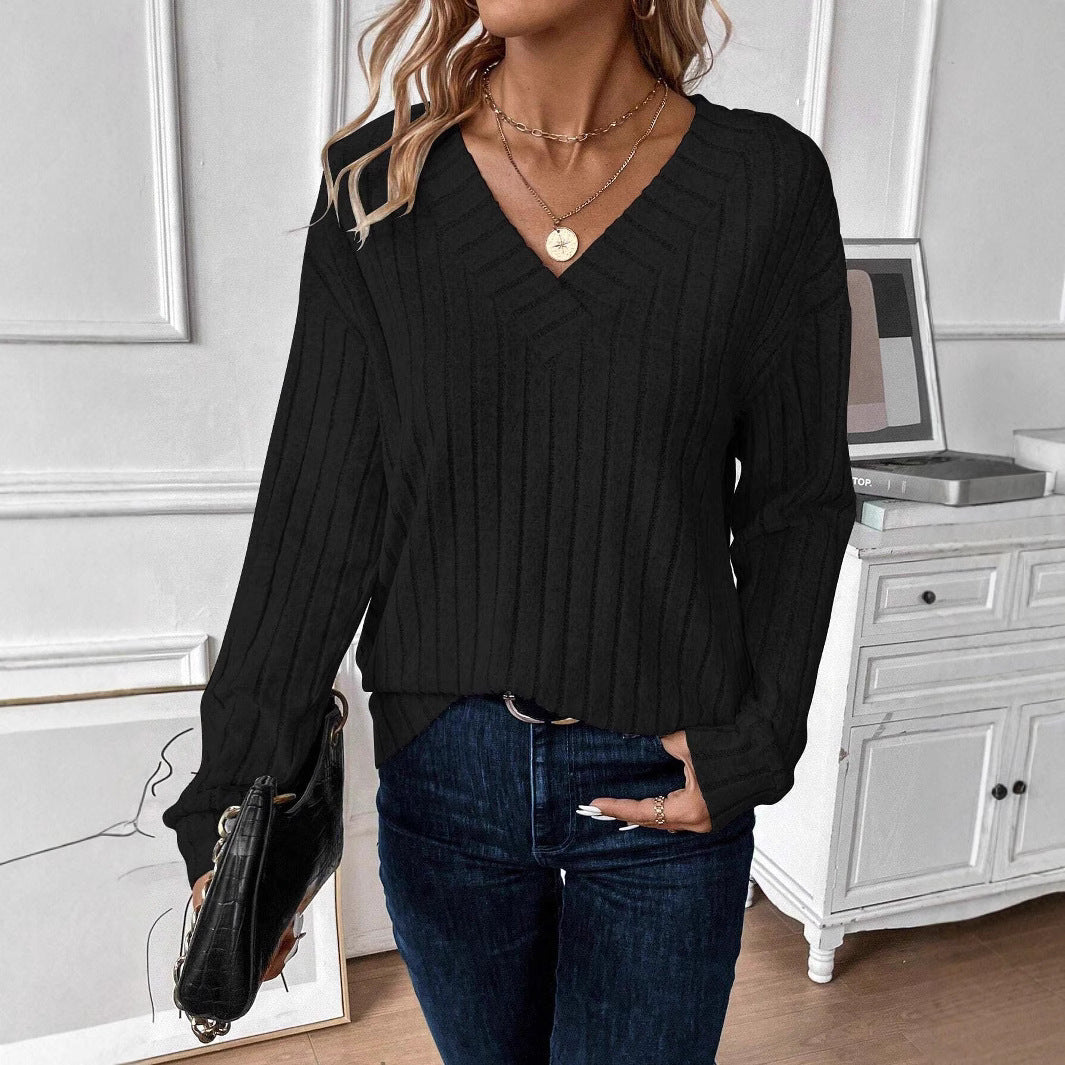 Casual knit sweater for women with V-neck and ribbed texture Lune London