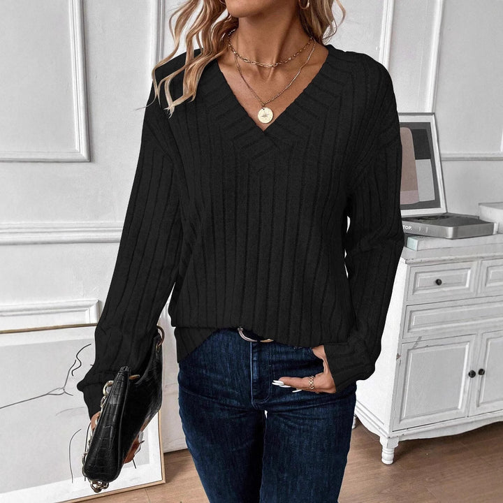 Casual knit sweater for women with V-neck and ribbed texture Lune London