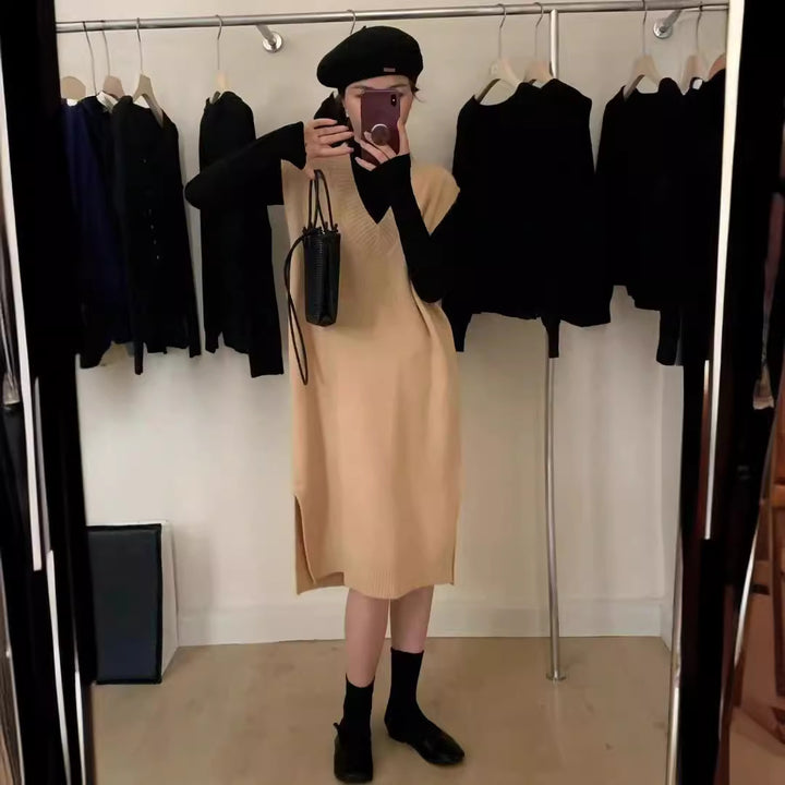Robe tricotée pour femmes avec un élégant col en V et une fente latérale Chic & Stil