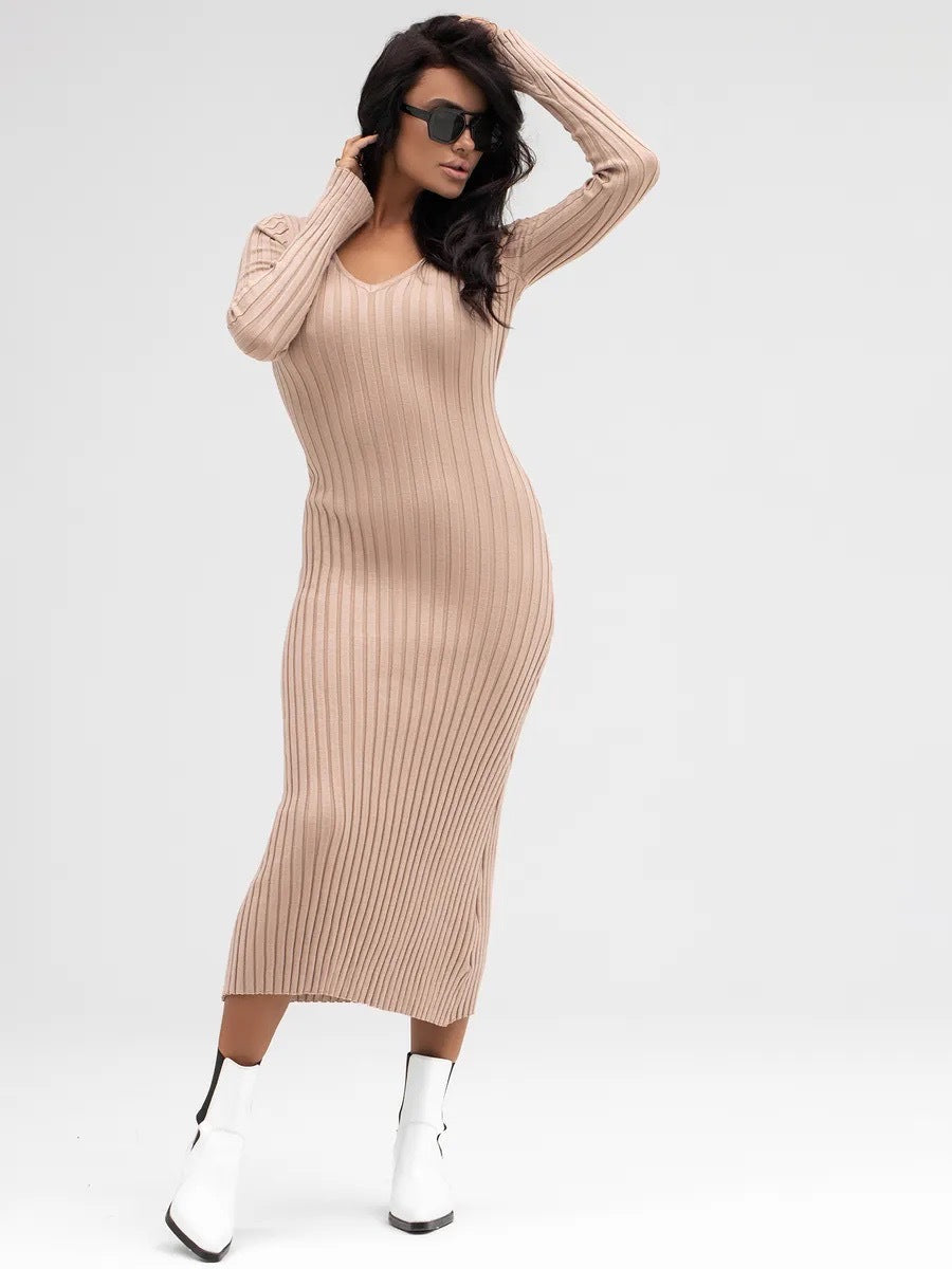 Robe tricotée pour femmes avec un profond décolleté en V et une texture côtelée Chic & Stil