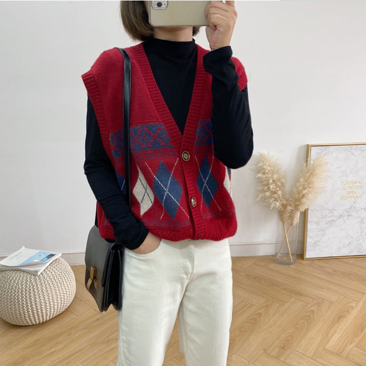 Knitted vest for women with an elegant diamond pattern and Lune London button detail