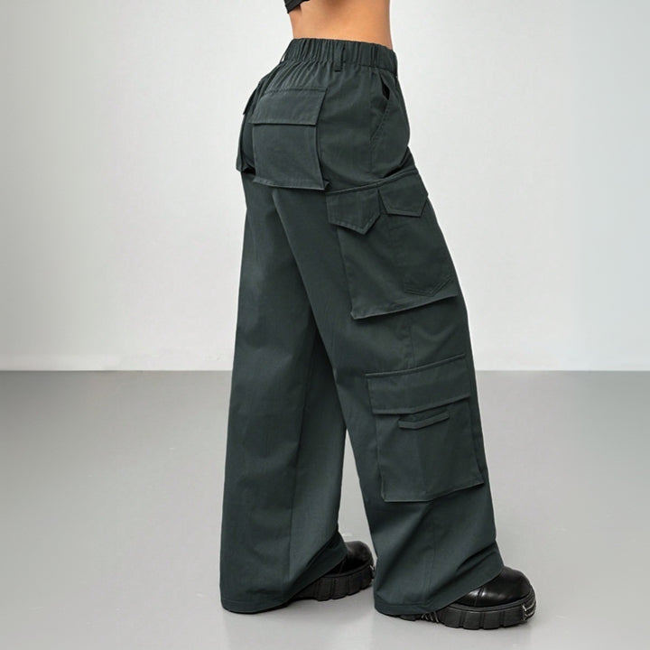 Pantalons larges cargo pour femmes avec taille élastique et poches pratiques Chic & Stil
