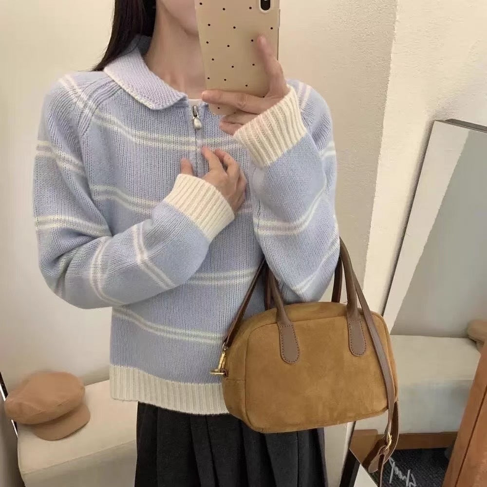 Pull pour femmes à motifs avec col montant et détails contrastés Chic & Stil