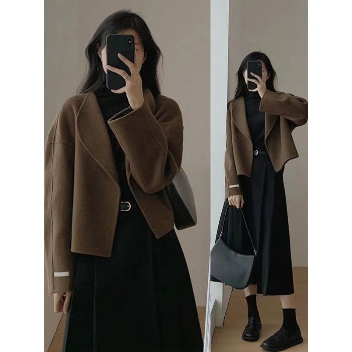 Women's Fashion Short Jacket with Chic Cut and Detail-rich Seams Chic & Stil