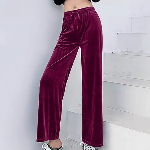 Soft and casual lounge pants in velvet for ladies Lune London