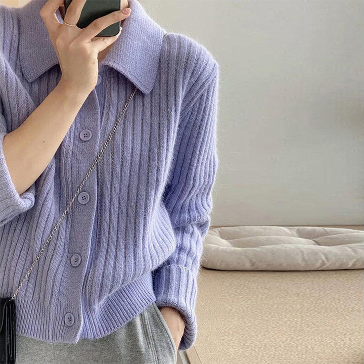 Cardigan pour femmes avec un élégant plastron à boutons et un design à côtes ultra-moderne Chic & Stil