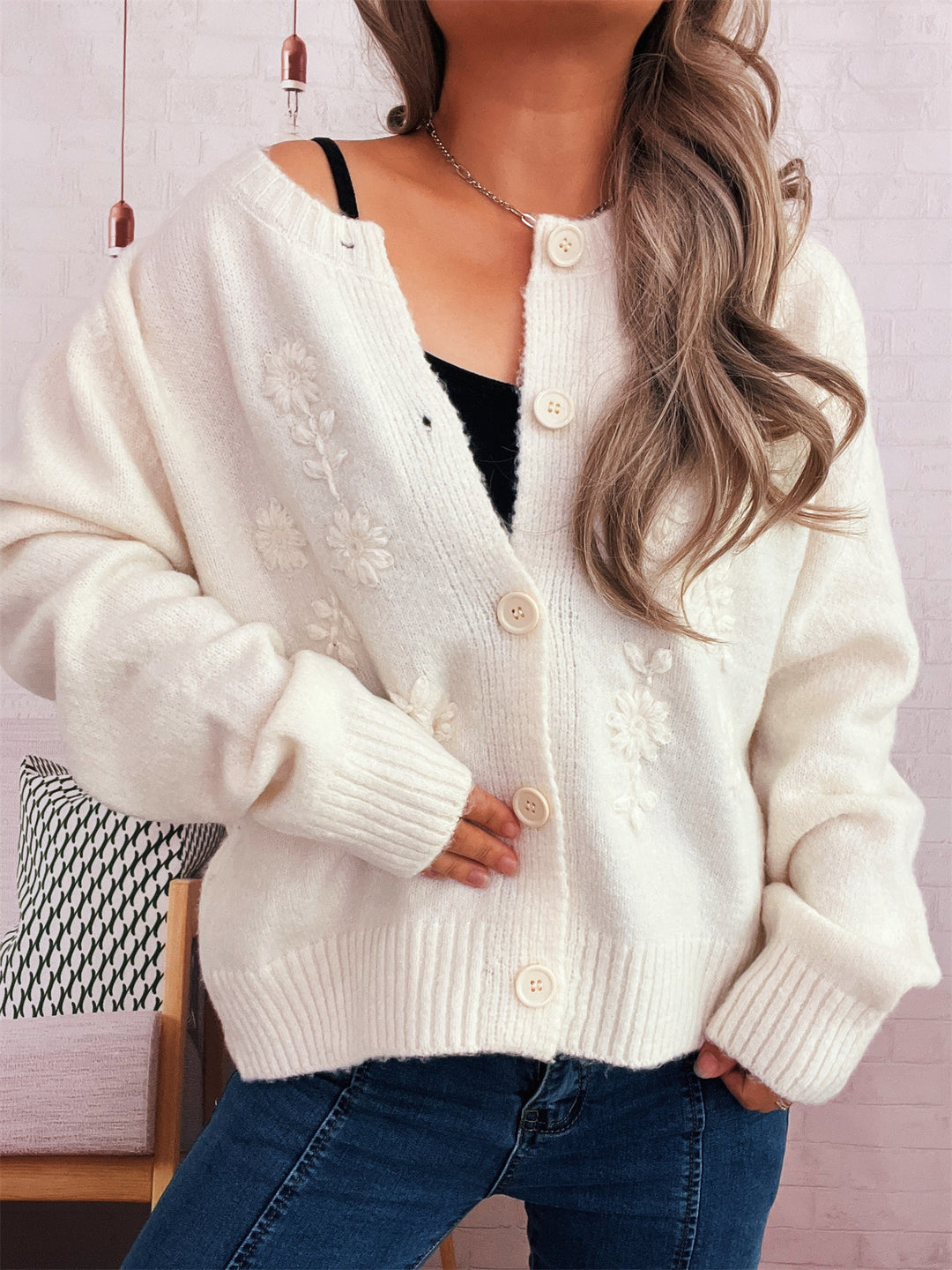 Cardigan en tricot ample pour femmes avec des appliques florales et des détails de boutons Chic & Stil