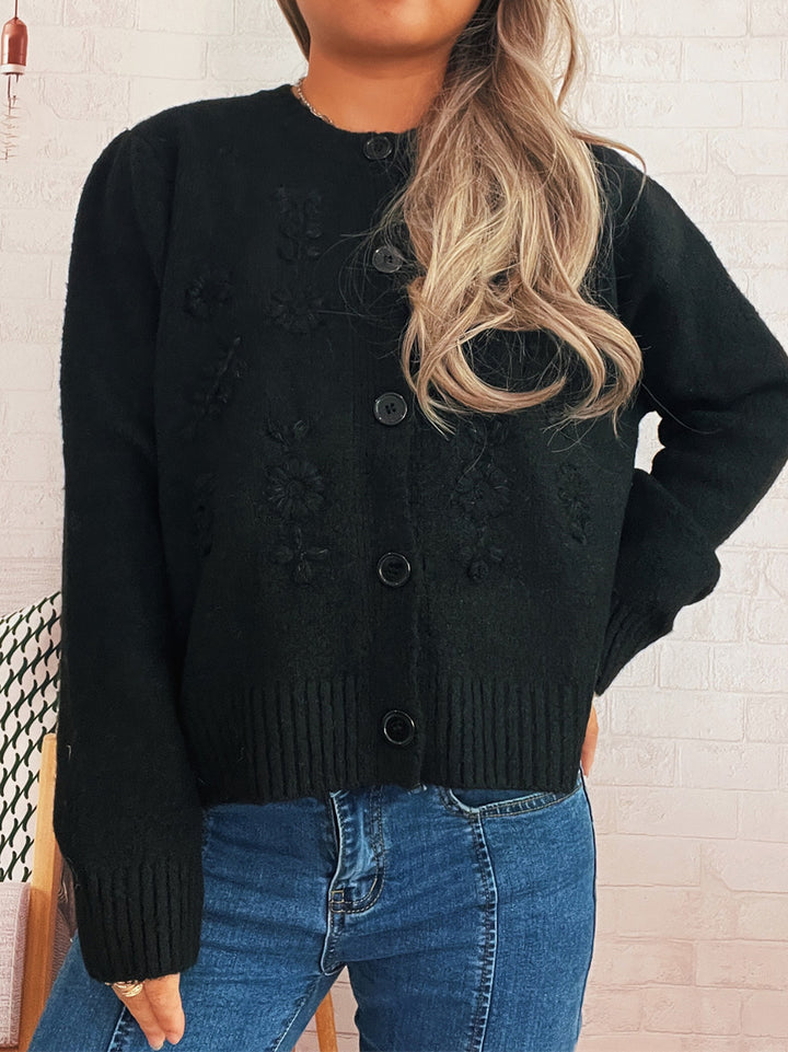 Cardigan en tricot ample pour femmes avec des appliques florales et des détails de boutons Chic & Stil