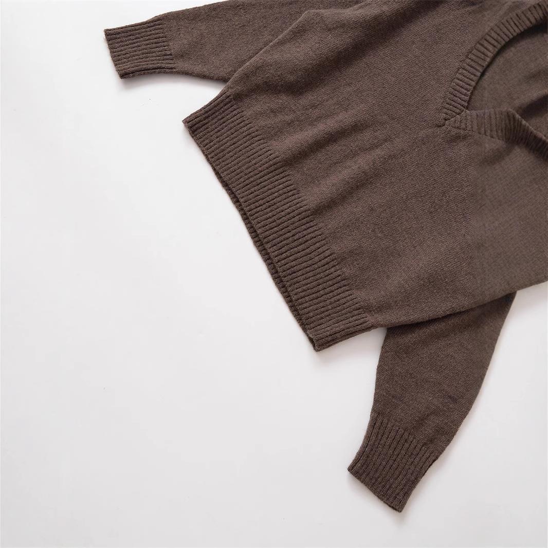 Comfortable women's sweater with a high-quality V-neck in wool Lune London