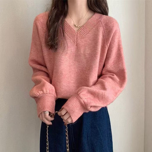 Ladies elegant V-neck sweater with a fine knitted texture Lune London
