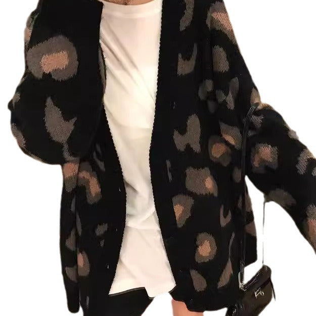 Knitted cardigan for women with a striking leopard pattern and a generous fit Lune London