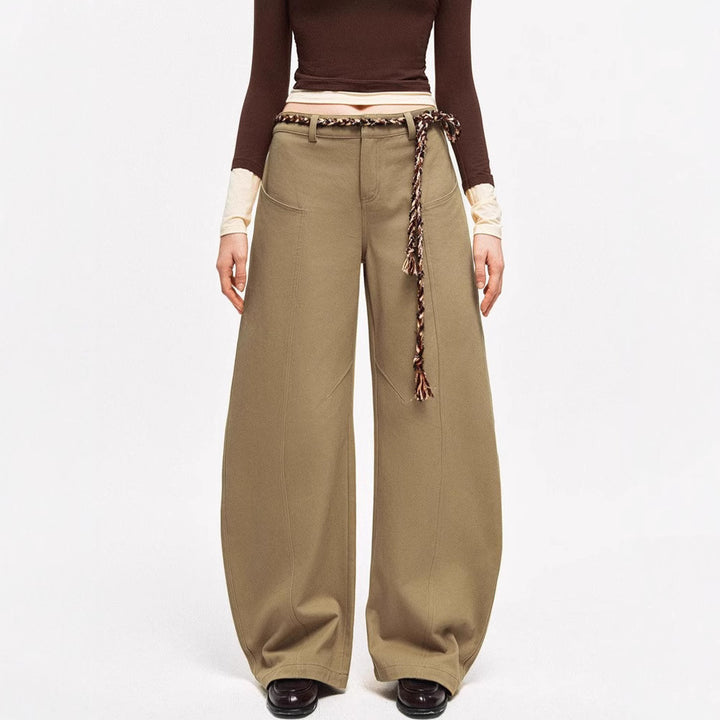 Pantalons Chino Amples pour Femmes avec Design Élégant et Ceinture Tressée Chic & Stil