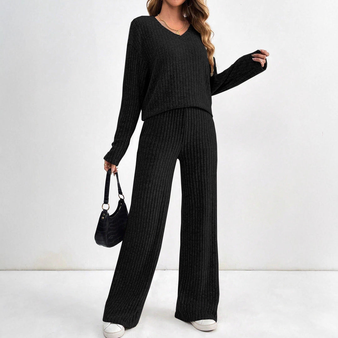 Ladies comfortable lounge set with V-neck and loose fit Lune London