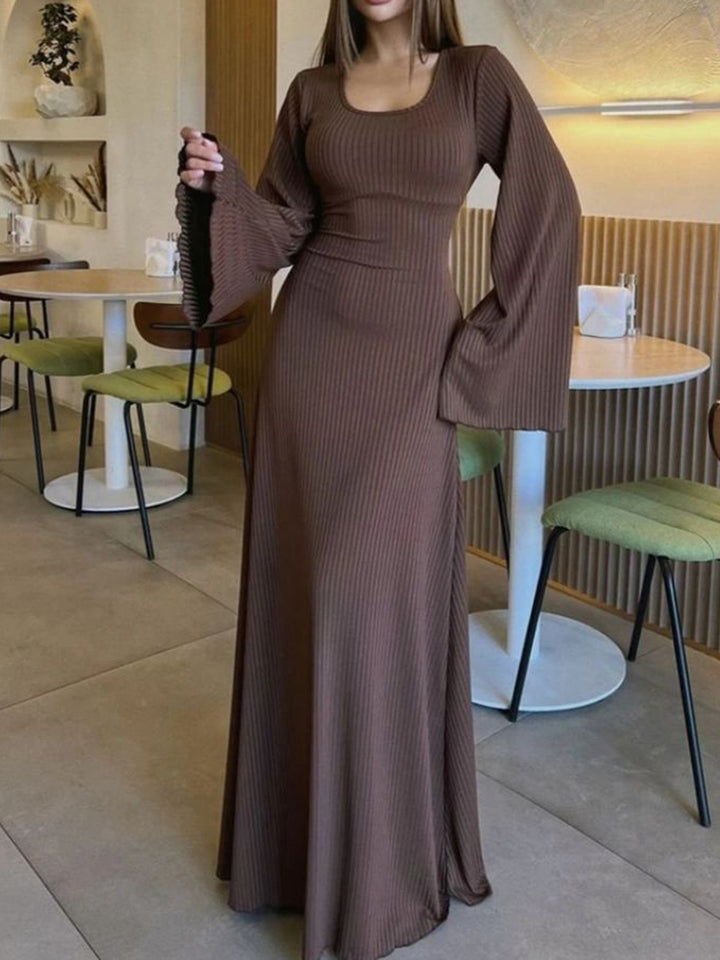 Robe maxi pour femmes avec des manches larges évasées et des détails élégants Chic & Stil