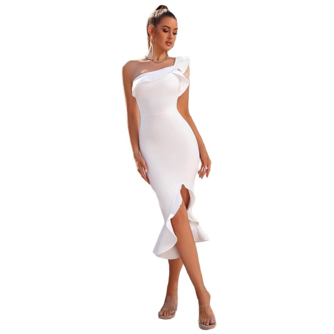 Robe midi élégante pour femmes, moulante avec volante asymétrique et fente Chic & Stil