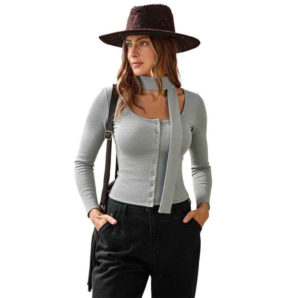 Chemise à manches longues pour femmes avec décolleté en V à boutons et détail de boucle à la mode Chic & Stil